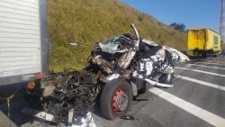 motorista-de-41-anos-morre-em-acidente-entre-duas-carretas-na-carvalho-pinto-em-jacarei,-sp