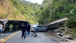 acidente-entre-dois-caminhoes-e-um-carro-interdita-a-rodovia-floriano-rodrigues-pinheiro