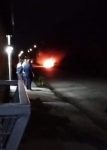 video-mostra-carro-incendiado-apos-colidir-com-um-poste-em-caraguatatuba,-sp