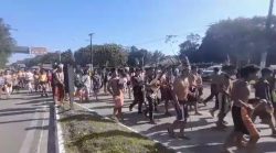 indigenas-protestam-contra-marco-temporal-na-rio-santos-em-sao-sebastiao,-sp