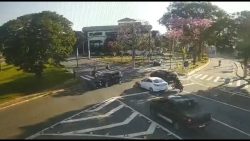 video-mostra-momento-que-carro-avanca-sinal-vermelho,-bate-em-moto-e-motociclista-e-arremessado-em-taubate,-sp