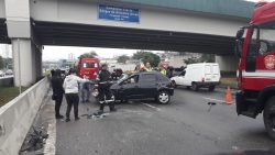 capotamento-de-carro-causa-congestionamento-em-avenida-de-sao-jose-dos-campos,-sp