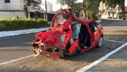 acidente-em-perseguicao-policial-mata-motorista-e-deixa-carro-destruido-em-taubate,-sp