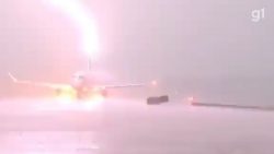 video-mostra-momento-em-que-raio-atinge-cauda-de-aviao-da-embraer-durante-tempestade-nos-eua