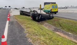 motorista-fica-ferida-apos-capotar-carro-na-floriano-em-taubate,-sp