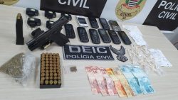 homem-e-preso-com-drogas,-arma-e-dinheiro-de-trafico-em-sao-jose-dos-campos,-sp