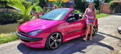 ‘conversivel-da-barbie’:-homem-transforma-carro-popular-em-conversivel-rosa-para-realizar-sonho-da-esposa