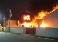 galpao-e-atingido-por-incendio-de-grande-proporcao-em-taubate,-sp