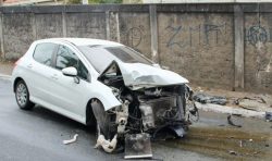 carro-colide-contra-poste-e-deixa-uma-pessoa-ferida-em-taubate,-sp