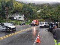 batida-frontal-entre-dois-carros-deixa-mulher-ferida-na-rio-santos-em-caraguatatuba