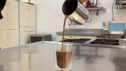 aprenda-a-fazer-chocolate-quente-cremoso-;-receita-pratica-e-economica