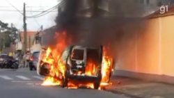 video:-carro-fica-destruido-apos-pegar-fogo-em-taubate,-sp