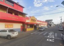 mulher-e-baleada-durante-assalto-a-mercado-em-cruzeiro,-sp