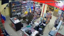 video:-criminoso-atira-e-atinge-perna-de-funcionaria-em-assalto-a-supermercado-em-cruzeiro,-sp