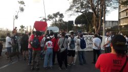 moradores-do-banhado-fazem-protesto-em-ruas-do-centro-de-sao-jose-dos-campos,-sp