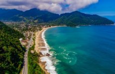 idoso-e-arrastado-por-ondas-e-morre-afogado-apos-pouso-de-parapente-em-praia-de-sao-sebastiao,-sp