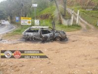 carro-fica-destruido-apos-pegar-fogo-na-sp-50-em-sao-jose-dos-campos,-sp