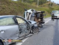 quatro-ficam-feridos-em-acidente-entre-van-e-tres-carros-na-tamoios-em-paraibuna,-sp