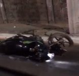 motociclista-morre-ao-colidir-com-poste-de-iluminacao-em-taubate,-sp