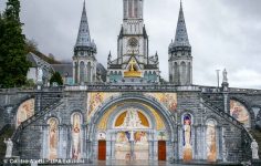 igreja-na-franca-avalia-tirar-obra-de-padre-expulso-apos-denuncias-de-abusos-sexuais;-religioso-e-autor-de-mosaico-em-aparecida