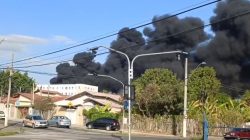 video:-principio-de-incendio-em-loja-provoca-nuvem-de-fumaca-preta-e-assusta-moradores-em-taubate,-sp