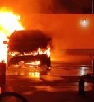 video:-carro-fica-destruido-apos-pegar-fogo-em-condominio-de-sao-jose-dos-campos,-sp