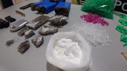 policia-apreende-2-kg-de-drogas-e-armas-durante-mandados-de-busca-e-apreensao-em-guaratingueta,-sp