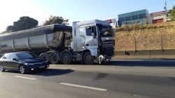 colisao-entre-caminhoes-provoca-congestionamento-na-dutra-em-taubate,-sp