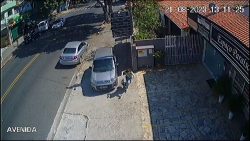 video:-carro-invade-calcada-e-mulher-escapa-por-pouco-de-ser-atropelada-em-sao-jose-dos-campos,-sp