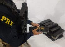 prf-encontra-mais-de-20-kg-de-maconha-em-onibus-na-dutra-em-cacapava,-sp