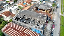 imagens-de-drone-mostram-igreja-destruida-apos-tempestade-em-caraguatatuba;-video