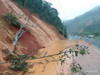 deslizamento-de-terra-interdita-parcialmente-trecho-da-rodovia-rio-santos-em-caraguatatuba;-rodovia-segue-sem-prazo-para-liberacao