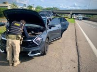 prf-recupera-carro-de-luxo-roubado-no-rj-na-dutra-em-sao-jose-dos-campos,-sp