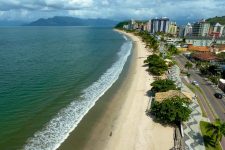 homem-de-50-anos-morre-afogado-na-praia-martim-de-sa,-em-caraguatatuba,-sp