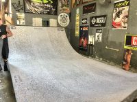 pai-monta-pista-de-skate-feita-de-tubos-de-creme-dental-para-filho-treinar-em-casa-no-interior-de-sp