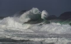 marinha-emite-alerta-para-ondas-de-ate-3-metros-de-altura-no-litoral-norte-de-sp