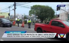 tela-de-protecao-de-obra-de-predio-se-solta-com-vento-e-cai-sobre-fiacao-eletrica-na-zona-sul-de-sao-jose,-sp