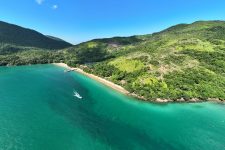 ilha-que-ja-foi-prisao-de-seguranca-maxima-no-litoral-agora-tem-hotel-e-restaurante-em-sp