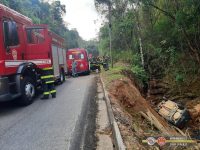 dois-ficam-presos-nas-ferragens-apos-carro-cair-em-corrego-as-margens-da-rodovia-oswaldo-cruz-em-taubate