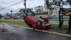 mulher-fica-ferida-ao-capotar-carro-na-zona-leste-de-sao-jose-dos-campos,-sp