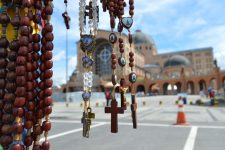 cabideiras-da-padroeira:-conheca-as-mulheres-que-mantem-a-tradicao-de-vendas-de-tercos-no-estacionamento-do-santuario-nacional-de-aparecida