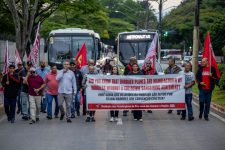 protesto-do-sindicato-atrasa-entrada-de-funcionarios-da-embraer-em-sao-jose-dos-campos,-sp