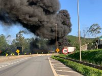 video:-carreta-que-transportava-carne-tomba-e-pega-fogo-na-rodovia-dom-pedro-i,-em-jacarei