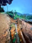 casa-e-interditada-pela-defesa-civil-apos-ser-atingida-por-deslizamento-de-terra-em-ubatuba,-sp