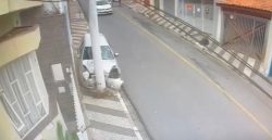 video:-carro-perde-o-freio,-desce-ladeira-sem-motorista-e-bate-em-poste-em-braganca-paulista,-sp