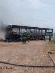 onibus-do-transporte-publico-fica-destruido-apos-pegar-fogo-em-sao-jose-dos-campos,-sp