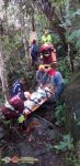 homem-cai-em-cachoeira,-quebra-a-perna-e-e-resgatado-em-ubatuba