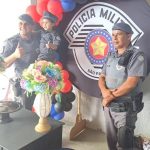 policiais-militares-participam-de-aniversario-infantil-com-tema-da-pm-em-jacarei,-sp