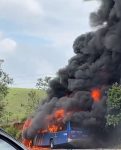 motociclista-morre-apos-colidir-com-onibus,-que-pega-fogo-e-fica-destruido-em-jacarei,-sp