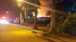 casa-fica-totalmente-destruida-apos-ser-atingida-por-incendio-em-ubatuba,-sp